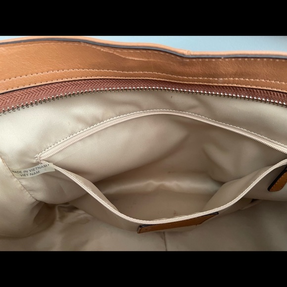 Gently used leather coach shoulder bag with zipper top and multiple pockets - Picture 9 of 10